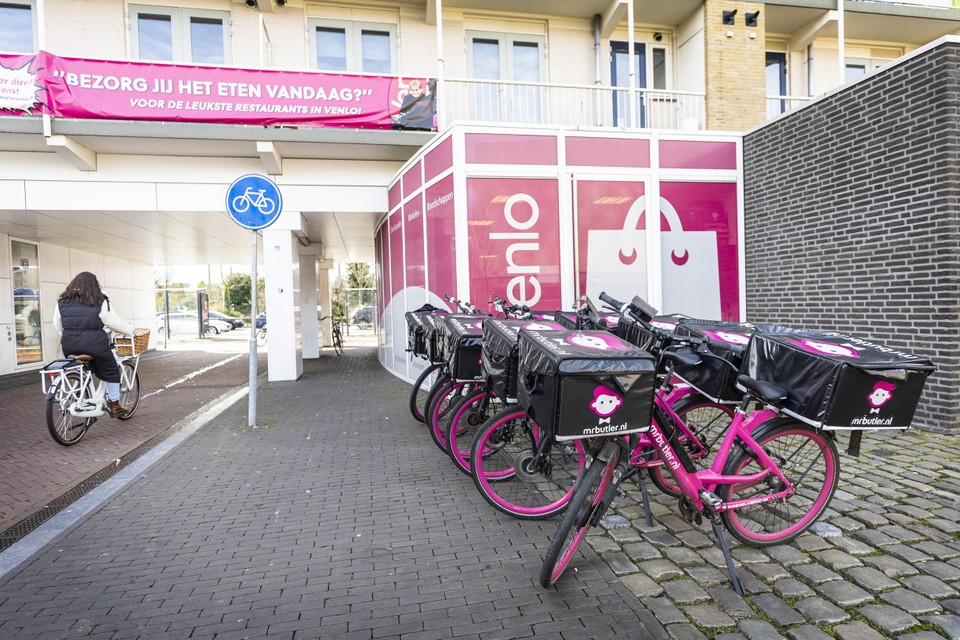 De roze fietsen van bezorgplatform InVenlo verdwijnen vanaf april voorgoed.