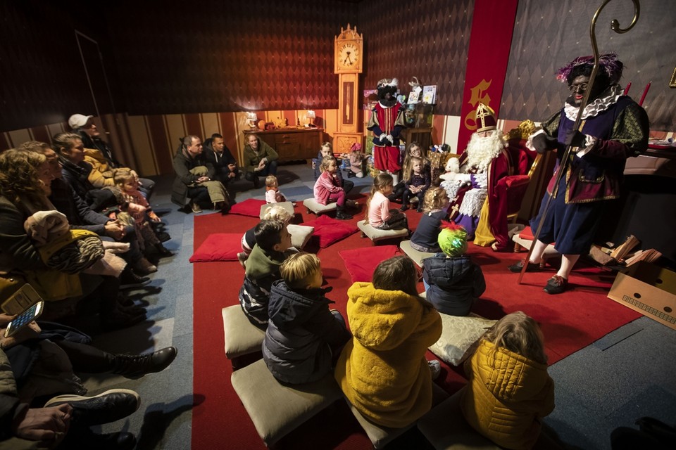Aandachtig luisteren de kinderen naar de wijze woorden van Sinterklaas. 