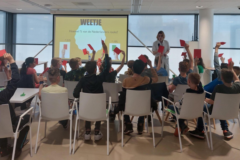 Longarts Linda van Eijsden geeft voorlichting over roken.