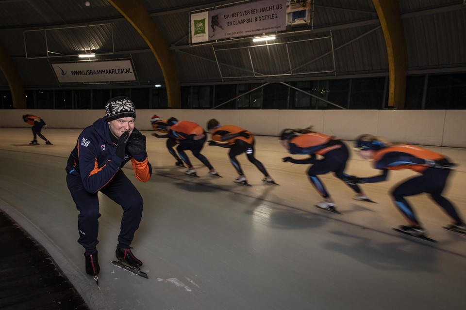 Sjoerd Geraets uit Velden met zijn talenten op de ijsbaan in Haarlem. 
