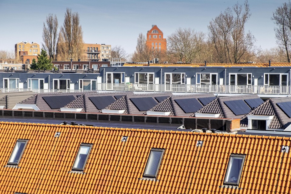 Zonnepanelen op sociale huurwoningen.