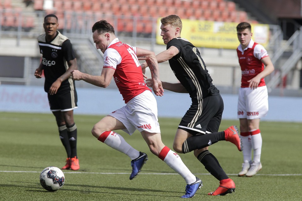 Perr Schuurs namens Jong Ajax in duel met Joeri Schroijen van MVV, seizoen 2018/2019.