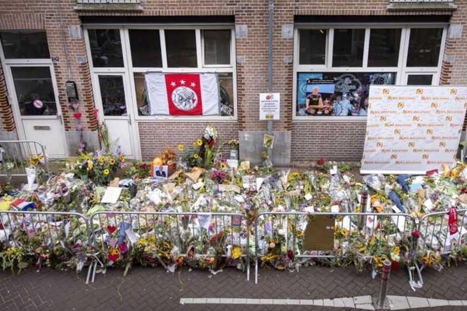 De bloemenzee voor misdaadverslaggever Peter R. de Vries in de Lange Leidsedwarsstraat in het centrum van Amsterdam. 