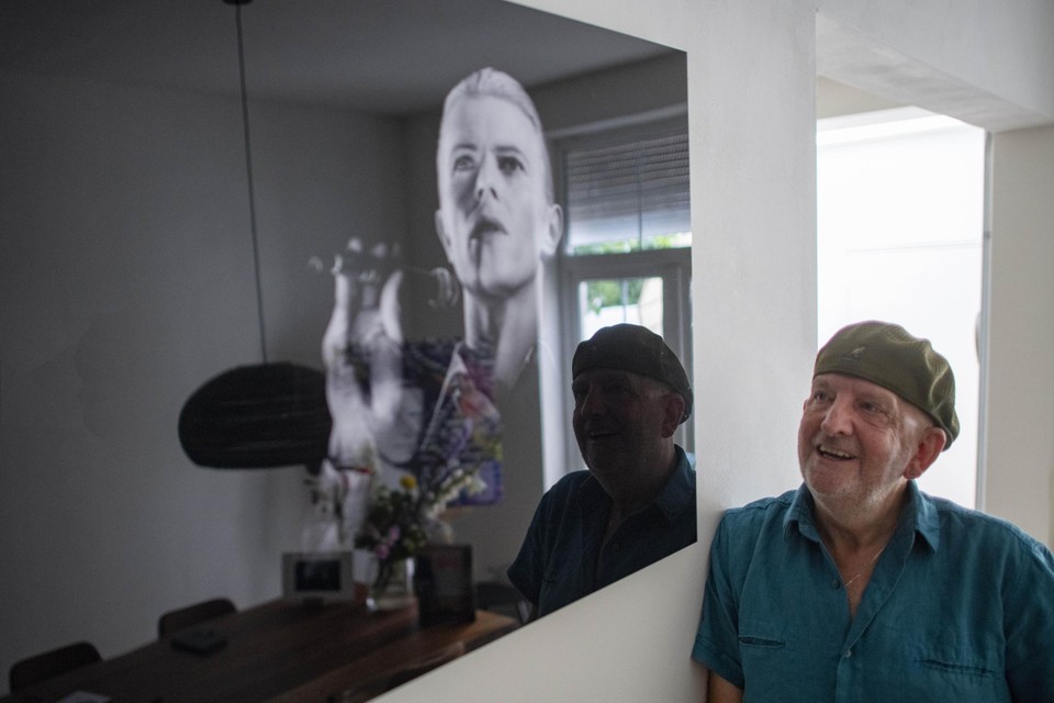 Rien Hochstenbach, Sittardenaar en fan van het eerste uur, poseert in zijn woonkamer bij een foto van zijn held. 