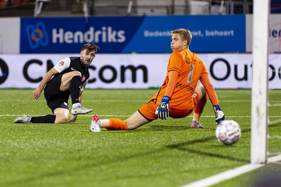 Mart Remans scoort de enige goal van de wedstrijd. 