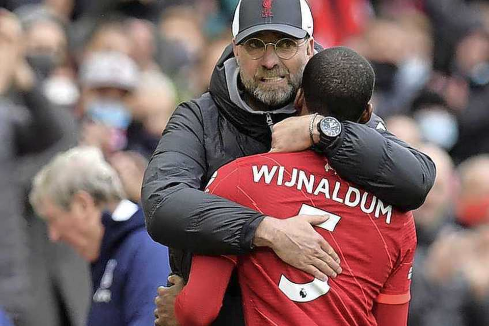 Een stevige knuffel van Liverpool-manager Jürgen Klopp voor der vertrekkende Georginio Wijnaldum. 