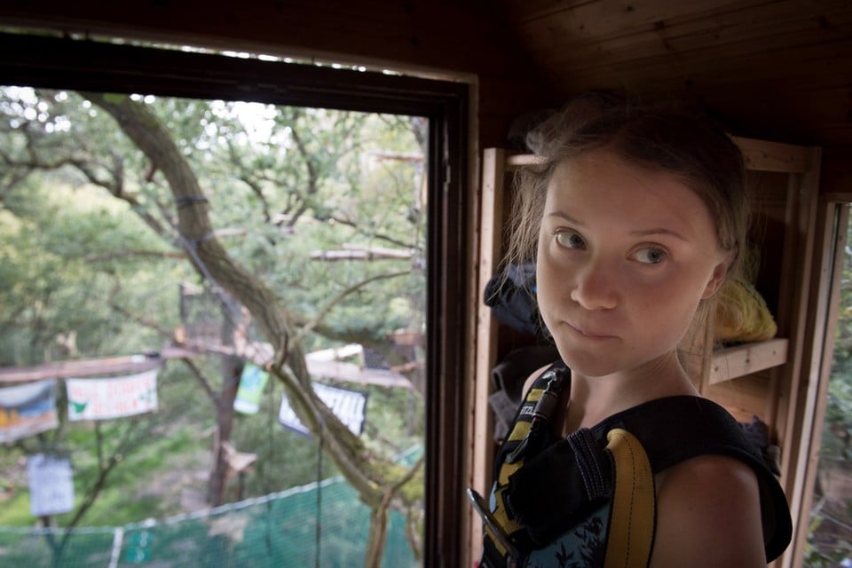 Greta Thunberg bekijkt een boomhut in het Hambacher Forst.