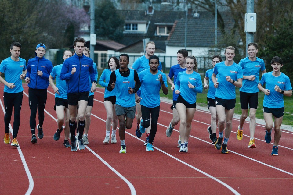 Max Hutjens (tweede van rechts) en Noah Holten (derde van rechts) tijdens een training met het Venloop Running Team.
