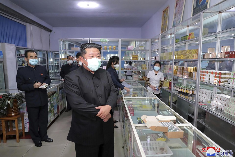 Staatsbeelden van dictator Kim Jong-un tijdens een bezoek aan een apotheek in Pyongyang. 