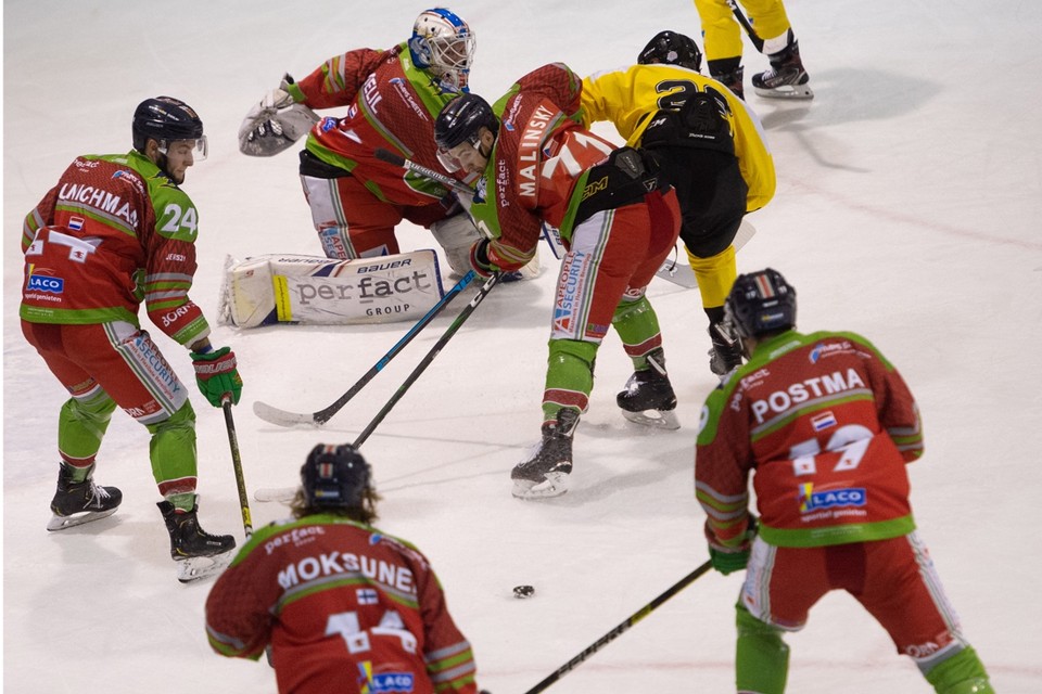 Gints Bikars neemt bij de ijshockeyers van Eaters de plek in van de aan de kant geschoven coach Andy Tenbult. 