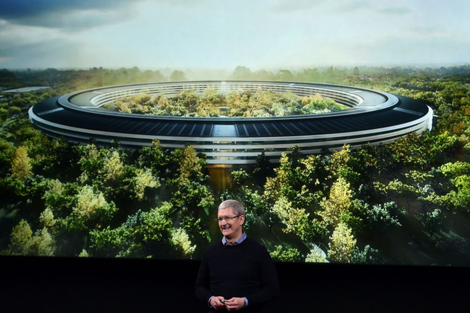 Apple CEO Tim Cook voor een afbeelding van het nieuwe complex.