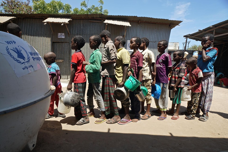 NGO’s zoals het World Food Program proberen de hongersnood in Somalië onder controle te krijgen. 
