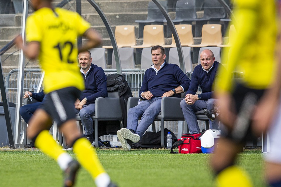 Jos Luhukay miste het laatste eredivisieduel. Jay Driessen (links) was tegen FC Emmen de baas.  