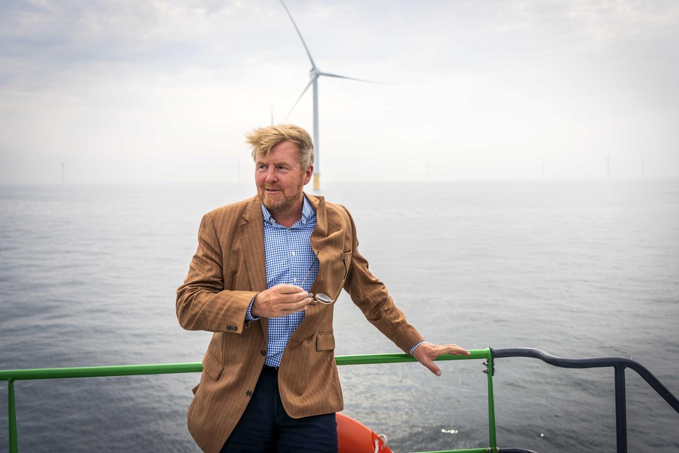 Koning Willem-Alexander aan boord van de Aqua Helix. Hij bezocht diverse plekken op de Noordzee waar windparken staan of komen.  