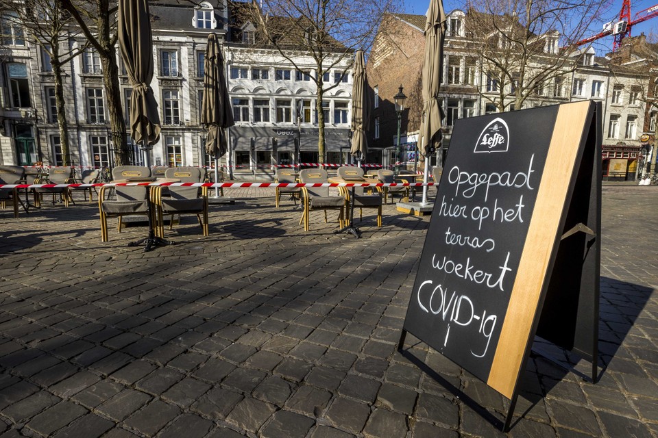Horecaondernemers in Maastricht hebben hun terras buiten gezet tijdens een landelijke protestactie.  