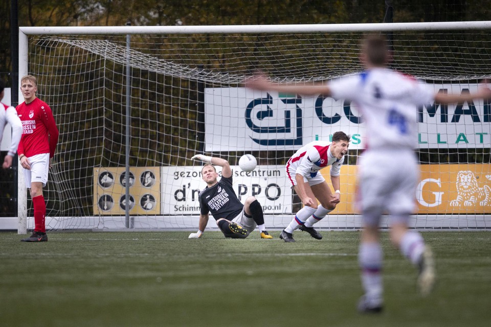 Sporting Heerlen (in wit tenue), hier eind vorig jaar in actie, moet donderdag voor zeven minuten terug naar VV Eijsden. De ploeg verdedigt daar een voorsprong van 4-1.