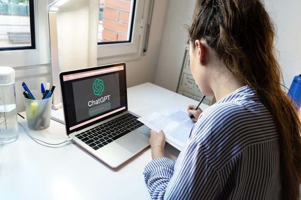 Scholier aan de slag met chatrobot.