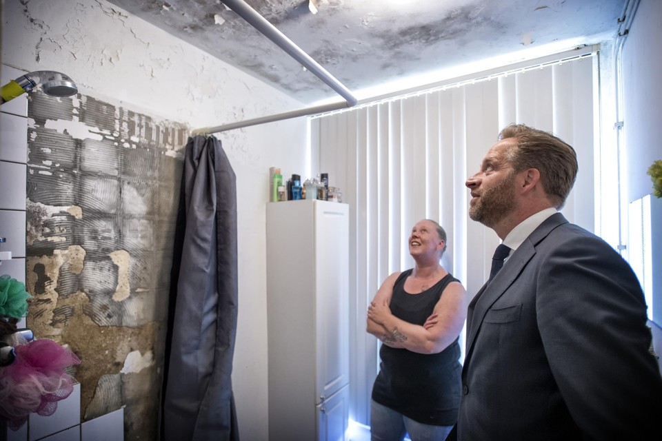 Minister De Jonge bekijkt in Heerlen een woning die door de particuliere verhuurder is verwaarloosd. 