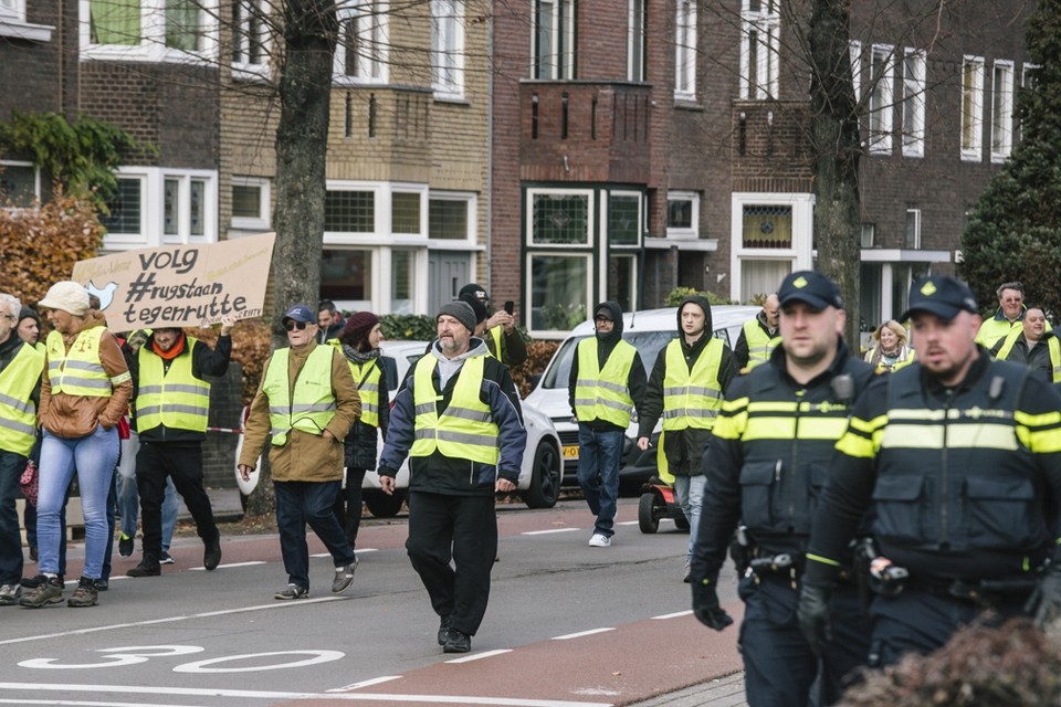 Begeleid door de politie trekken de Gele Hesjes door Maastricht. 