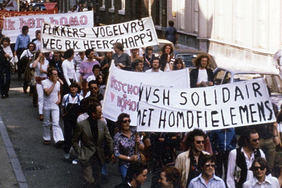 Tegendemonstranten bij een grote homodemonstratie in Roermond in 1979.