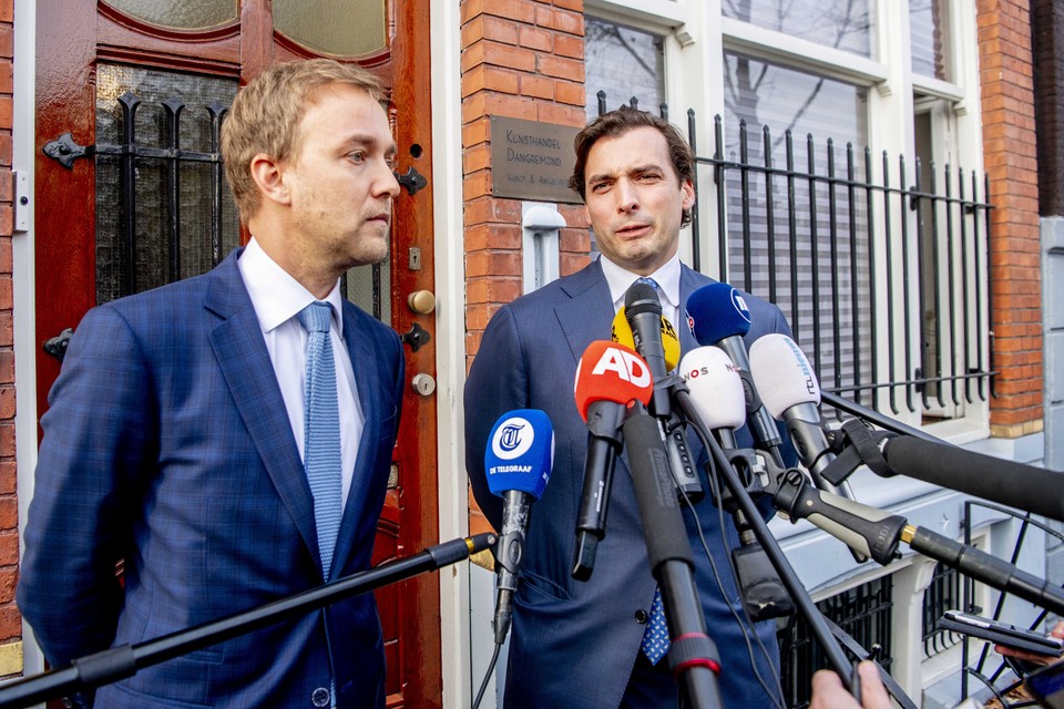 Thierry Baudet en vicevoorzitter Lennart van der Linden van Forum voor Democratie staan de pers te woord bij het partijkantoor.  