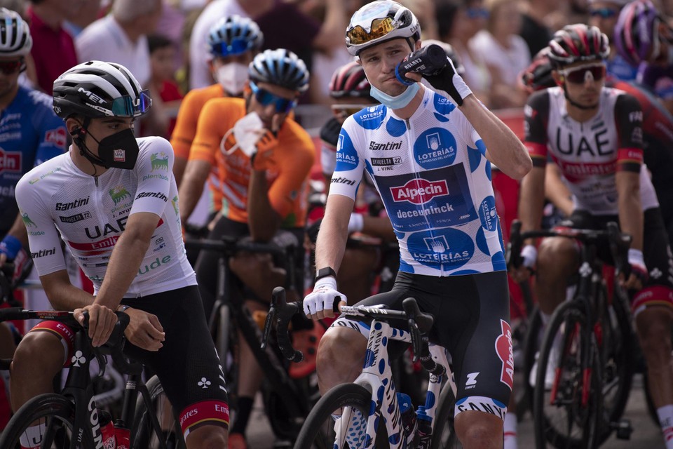 Renners met mondkapjes  voor de start van een etappe in de Vuelta. 