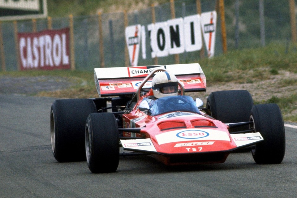 Gijs van Lennep in de Surtees op weg naar de achtste plaats in de GP van Nederland 1971. 
