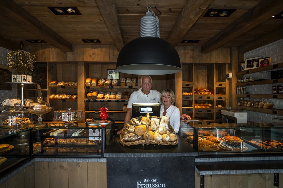 Jos en Miranda Hoogervorst-Franssen in hun honderdjarige bakkerij in Epen. 