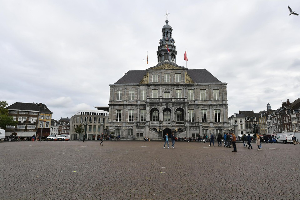 Consulaat Inspecteren Grijp Maastricht haalt bezem door stadhuis: ingreep raakt ruim 700... - De  Limburger Mobile