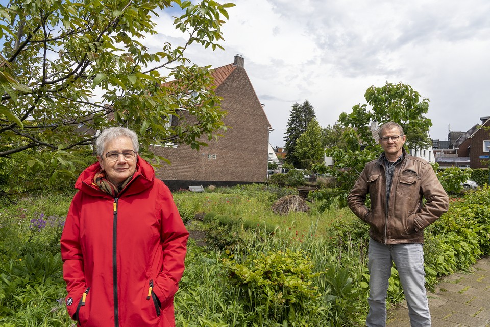 Els Schut en Jan Geraads bij de buurttuin, waarvan een deel opgeofferd dreigt te worden voor een oprit. 
