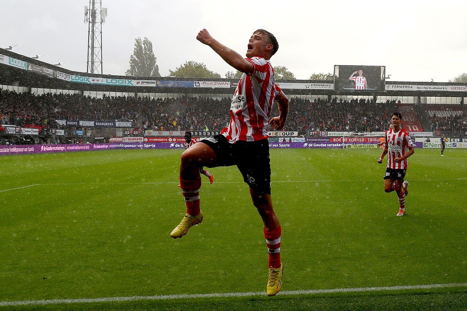 Venlonaar Vito van Crooij viert een van zijn negen treffers voor Sparta.