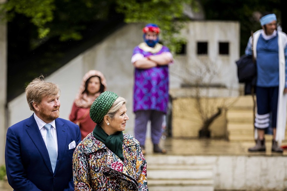 Koning Willem-Alexander en koningin Máxima bezochten eind mei een repetitie voor de Passiespelen. 