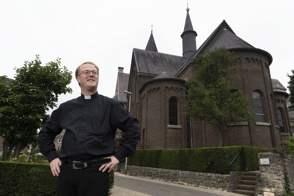 Vertrekkend kapelaan Rick Blom bij de Martinuskerk in Welten. 