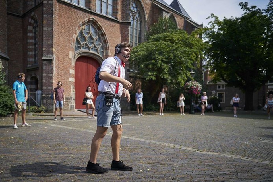 Studenten tijdens een stadswandeling in Leiden, waar de universiteit vanwege het coronavirus een aangepast introductieprogramma heeft opgesteld voor de nieuwe studenten. 