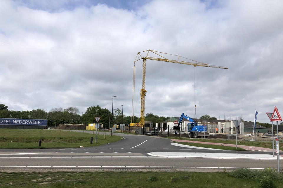 Aan de Nederweerter zijde van de A2 is al begonnen met de bouw van een hotel. 