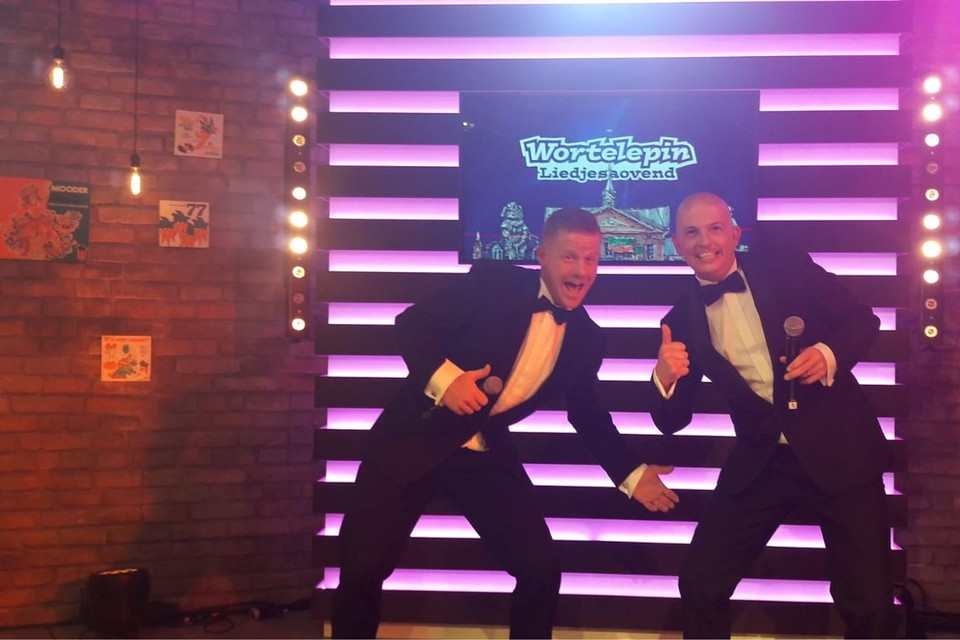 Bart Janssen en Willy Billekens, de zangers van het winnende liedje ‘2021’. 