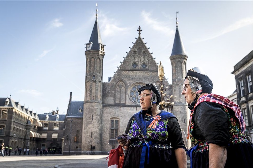 De eerste belangstellenden verzamelen zich op het Binnenhof om een glimp op te vangen van het koningspaar in de Glazen Koets op Prinsjesdag.