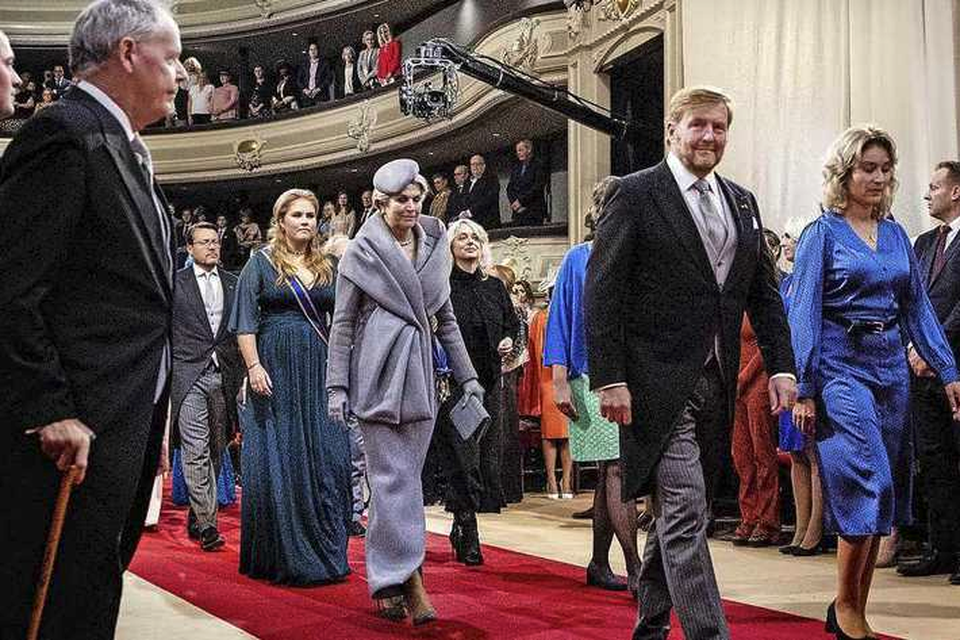 Koning Willem-Alexander komt samen met koningin Máxima en prinses Amalia aan op Prinsjesdag voor het voorlezen van de troonrede. 