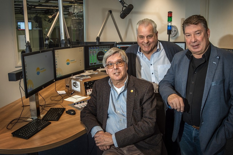Mathieu Snijders, Raymond van der Burgt en Thijs Zenden (vlnr) in de nieuwe radiostudio van 3Heuvelland. 