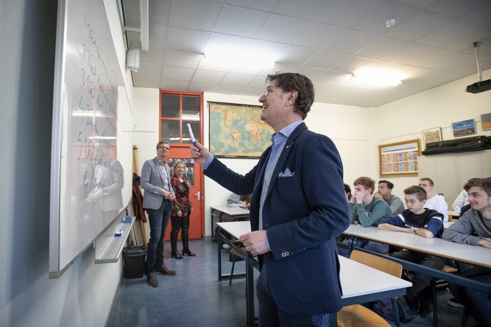 Ewout Tijdeman tijdens een gastles over het belang van lokale democratie op het Grotiuscollege. 