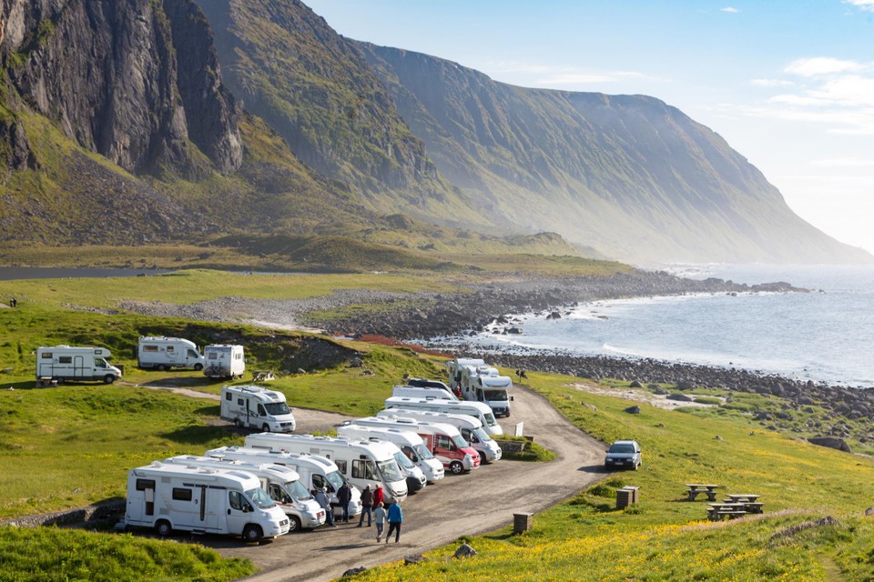 Campers bij een fjord in Noorwegen.