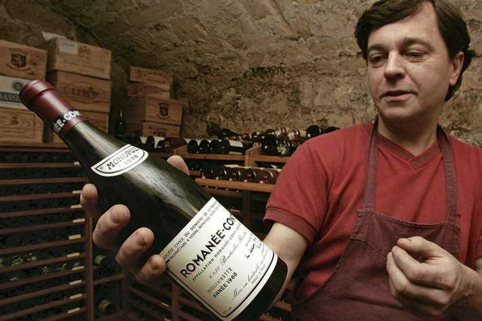Een keldermeester met een fles Romanee-Conti 1988, die nu zo’n €19.000 oplevert. 