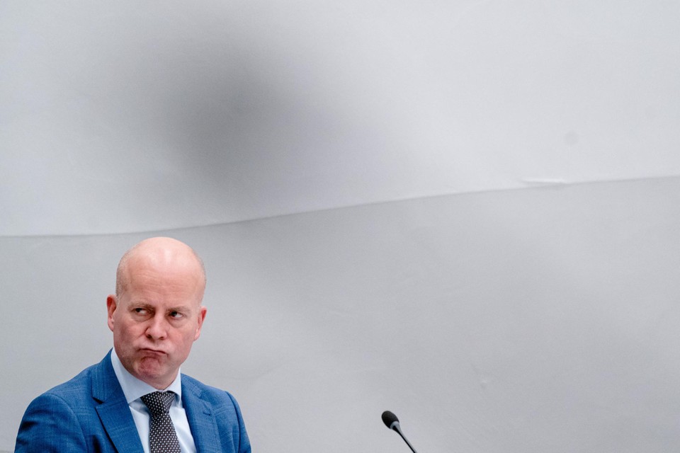 Raymond Knops vorig jaar als demissionair staatssecretaris in een commissievergadering over de renovatie van het Binnenhof.  