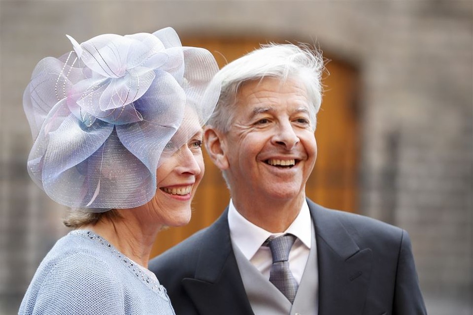 Minister Ronald Plasterk van Binnenlandse Zaken arriveert samen met zijn echtgenote bij de Ridderzaal op Prinsjesdag.