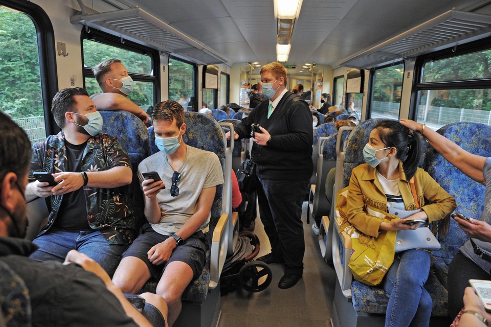 Limburgse reizigers in de trein naar Düsseldorf krijgen bezoek van de conducteur.