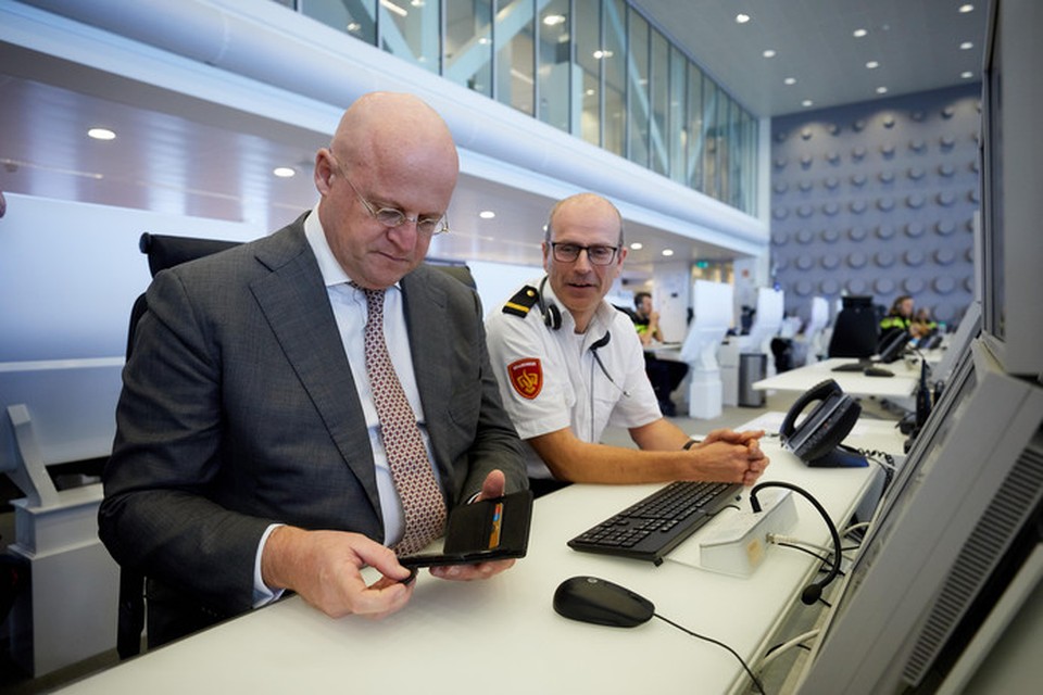 Minister Ferdinand Grapperhaus van Justitie en Veiligheid verstuurt een NL-Alert controlebericht vanuit een meldkamer.