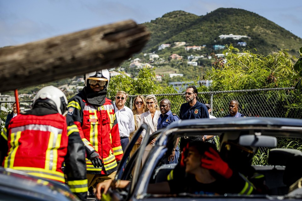 Koning Willem-Alexander, koningin Máxima en prinses Amalia maandag op bezoek bij een oefening van hulp- en rampenbestrijdingsdiensten op Sint Maarten, dat in 2017 werd geteisterd door orkaan Irma.