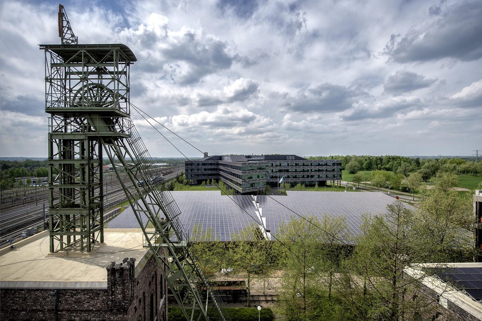 Bij het CBS en Carbon6 in Heerlen is al een met zonnepanelen overdekte parkeerplaats. 