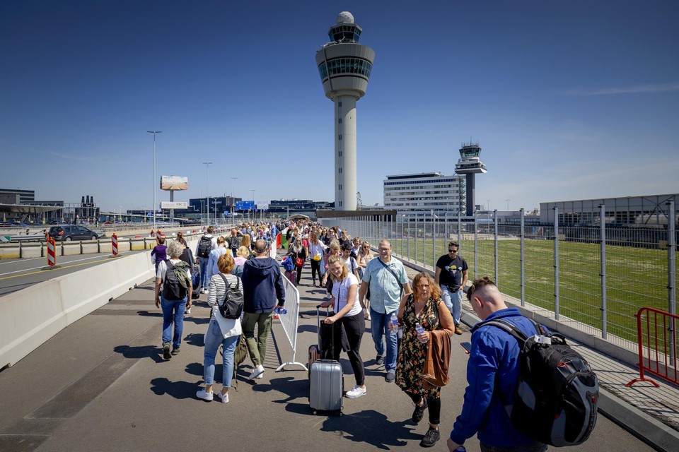 Op sommige dagen is het op Schiphol zo druk dat reizigers buiten al in de wachtrij moeten aanschuiven. 