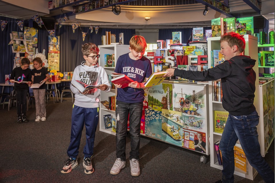 Leerlingen van de bovenbouw van OBS Harlekijn zoeken tussen 250 boeken de leukste uit. 